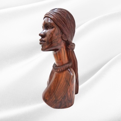 Busto de mulher com colar