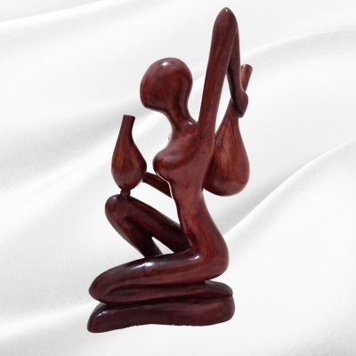 Mulher agachada com cântaros