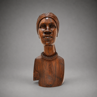 Busto de Mulher com Colar