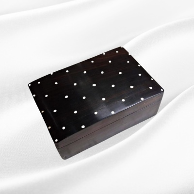 Guarda-joias Pau Preto tampa articulada c/ Pontilhado Branco