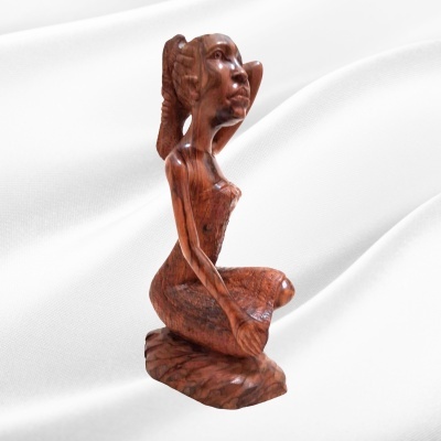 Mulher tocando o cabelo