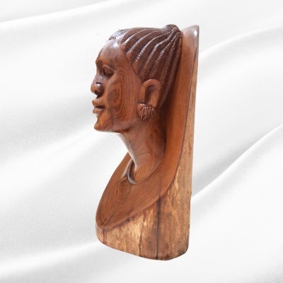 Busto de mulher com tranças