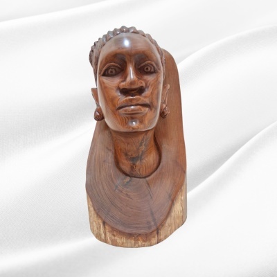 Busto de mulher com tranças