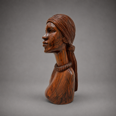 Busto de Mulher com Colar