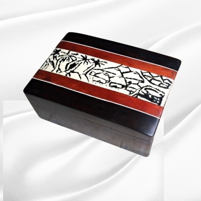 Guarda-joias Pau Preto tampa articulada c/ Placa Gravada PR