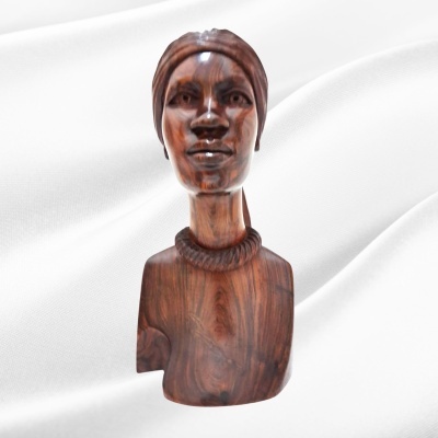 Busto de mulher com colar