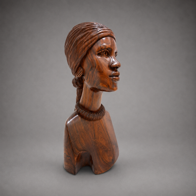 Busto de Mulher com Colar