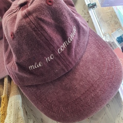 Boné Mãe no comando