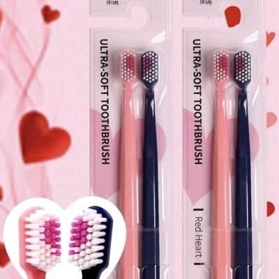 2 Escovas de dentes casal corações