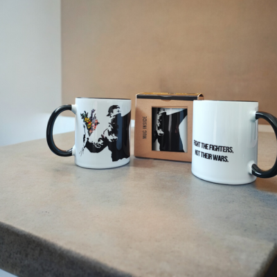 Caneca Banksy - The Flower Thrower