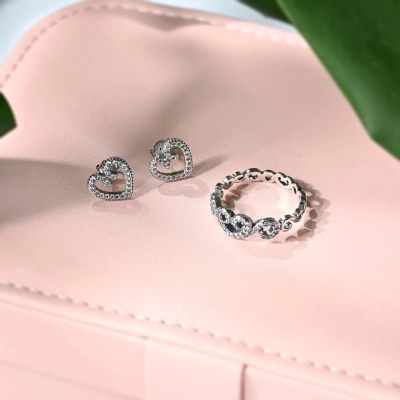 Brincos espigão Luxury coração médio - Prata S925