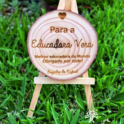 Cavalete com rodinha em madeira