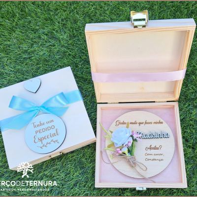 Convite madrinha / padrinho - Tema placa com raminho e caixa