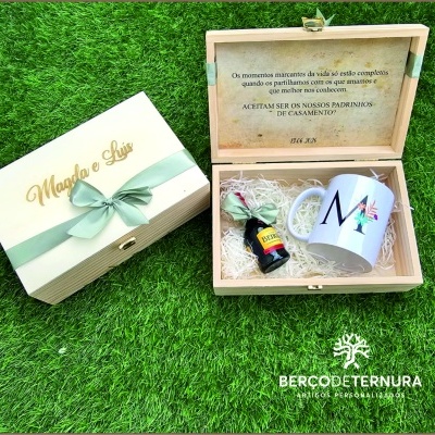 Caixa convite padrinhos de casamento com miniatura licor beirão e caneca personalizada
