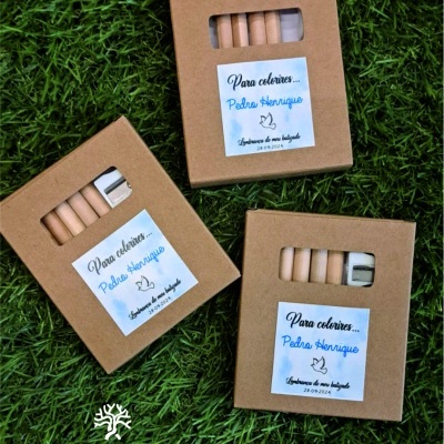 Lembrança lápis de cor e bloco para colorir