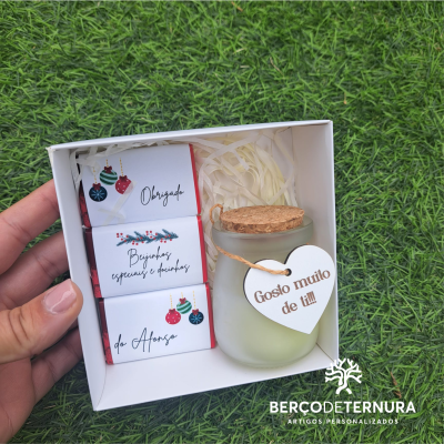 Caixa com vela e chocolates