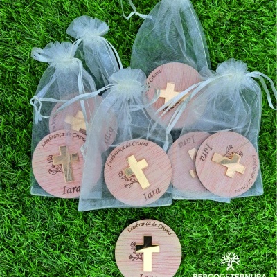 Lembrança com cruz dourada