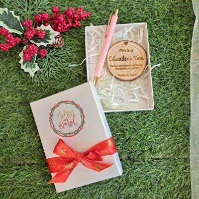 Caixa com caneta e tronco