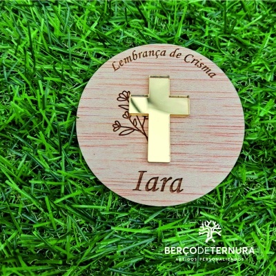 Lembrança com cruz dourada