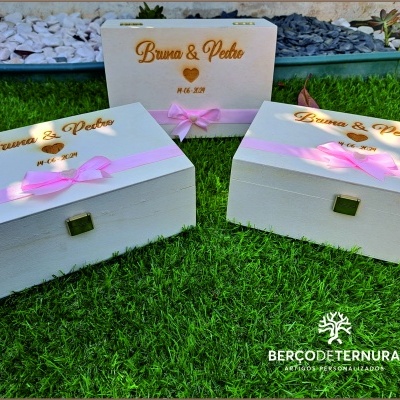 Caixa convite padrinhos de casamento com miniatura licor beirão e caneca personalizada