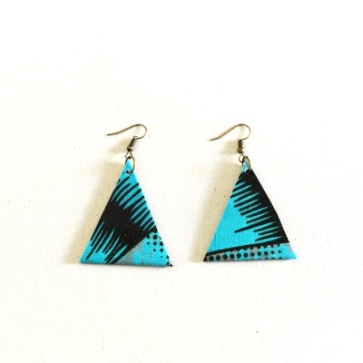 Brincos de capulana triangulares