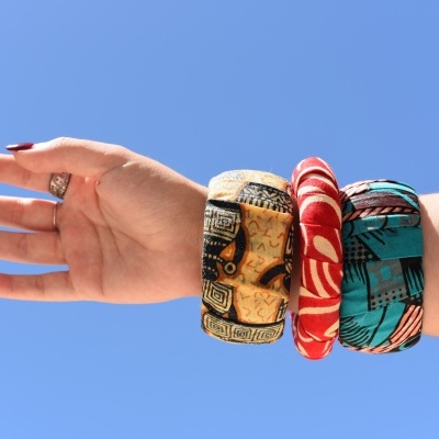 Pulseira Gilé de capulana em tons de preto e amarelo