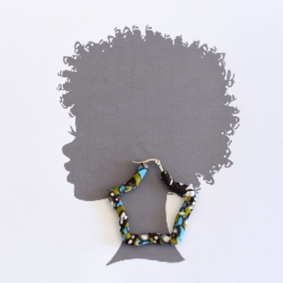 Brincos de capulana estrelares