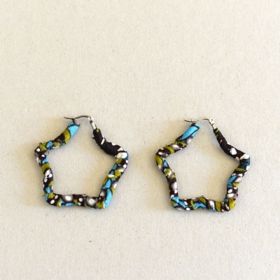 Brincos de capulana estrelares