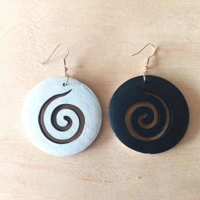 Brincos de madeira Banhine pintados