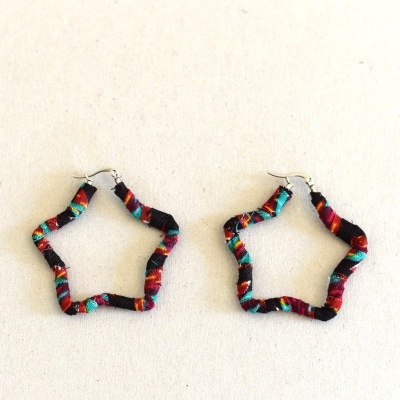 Brincos de capulana estrelares