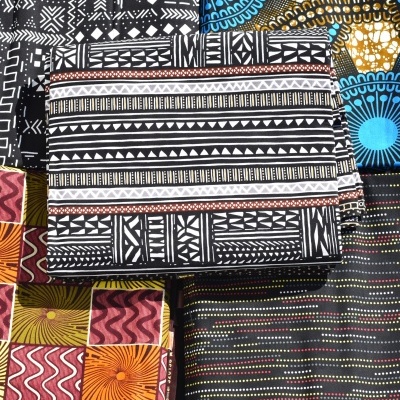 Capulana Niassa base preta com bolinhas coloridas