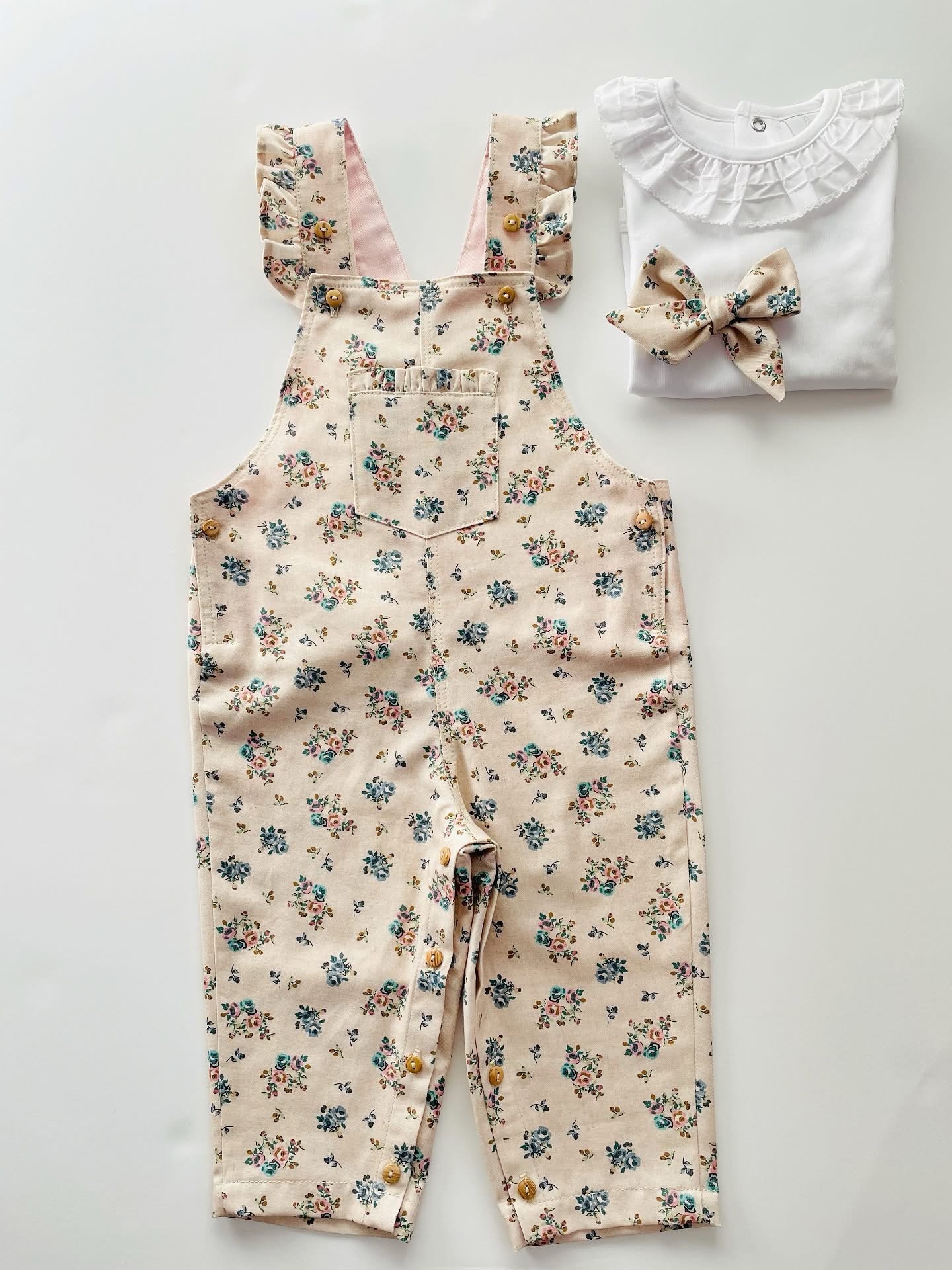 Conjunto jardineira, body e laço