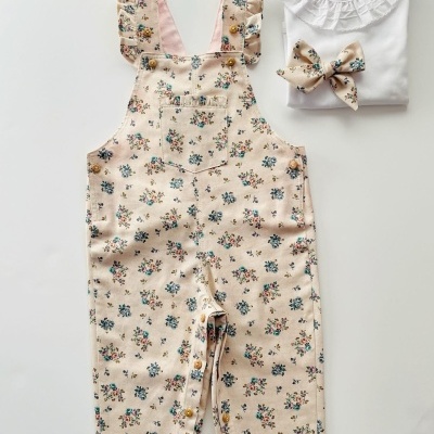 Conjunto jardineira, body e laço