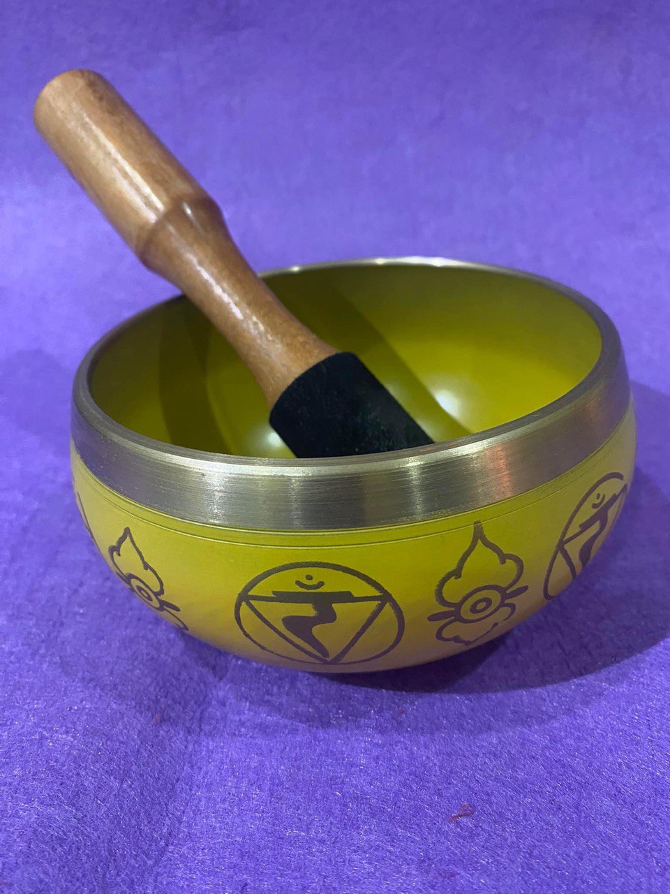 Taça tibetana, em metal amarelo, com bordão, com 50 cm de diâmetro