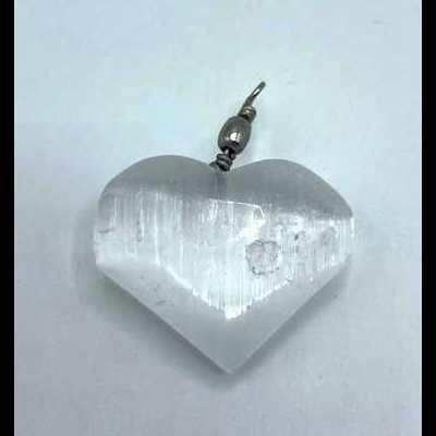 Pingente de coração de selenita