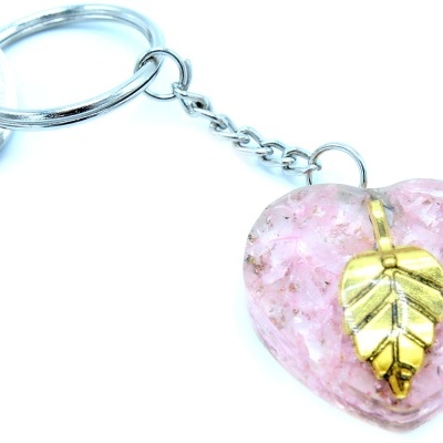 https://www.buddhanature.pt/product/porta-chaves-orgonite-power-quartzo-rosa-folha-em-coracao-ouro
