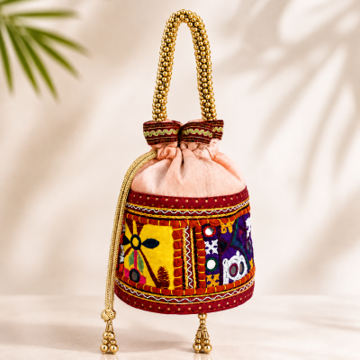 Bolsa Indiana Bordada com Alça de Pérolas Douradas