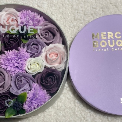 Caixa Redonda de Flores, em sabão - Lavanda, Rosa e Cravo