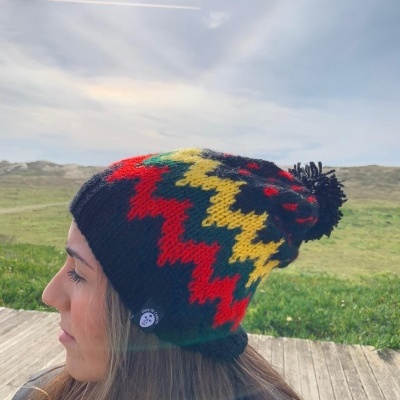 GORRO CROCHÊ COM  POMPOM ZIG ZAG