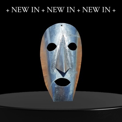 Máscaras em latão sem pintura