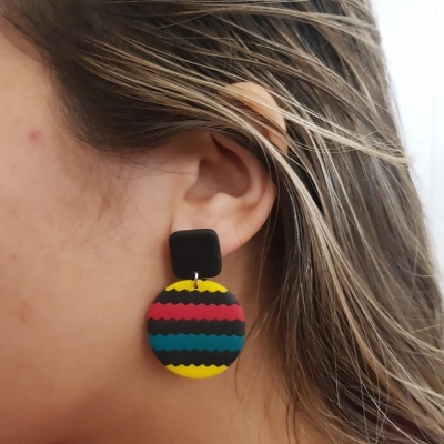Brincos  pendurado arredondados bicolor