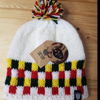 GORRO QUADRADOS CROCHÊ  POMPOM