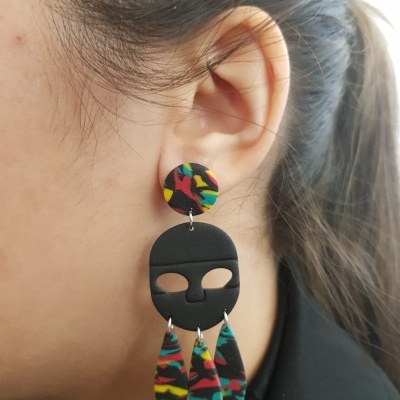 Brincos  longos  máscara exclusivos em mistura de cores