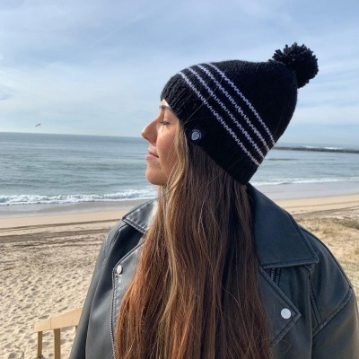 GORRO PRETO RISCAS BRANCAS CROCHÊ  POMPOM