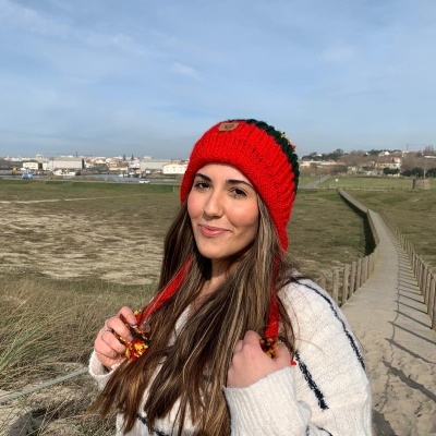 GORRO RISCAS COM POMPOM E TRANÇA