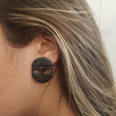 Brinco máscara com brilhante