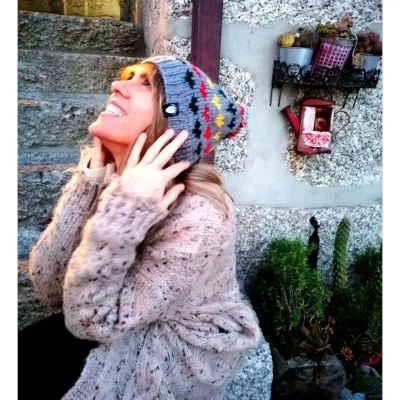 GORRO CORAÇÕES EM CROCHÊ COM  POMPOM