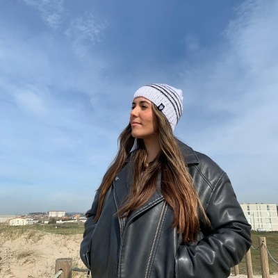 GORRO BRANCO RISCAS PRETAS CROCHÊ  POMPOM