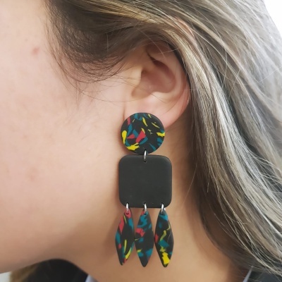 Brincos  longos  exclusivos em mistura de cores