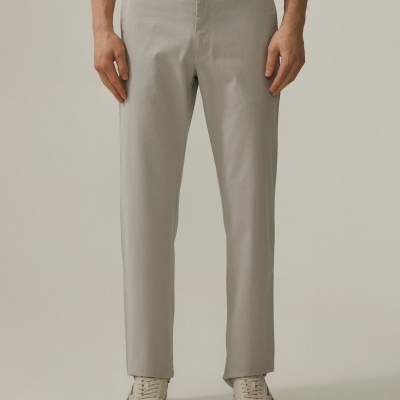 Calça chino com corte regular fit Decenio
